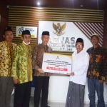 UPZ Banyu Bening saat menyerahkan zakat maal ke Baznas Tuban