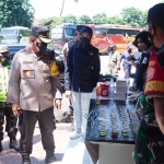 Kapolresta Sidoarjo, Kombes Pol Kusumo Wahyu Bintoro, saat meninjau giat tes urine di Terminal Bungurasih.