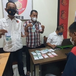 Tersangka beserta barang bukti uang palsu atau upal saat diamankan Unit Reskrim Polsek Gubeng.