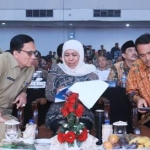 Gubernur Jawa Timur saat mengumpulkan  kepala desa, camat, hingga kepala daerah se Jawa Timur dalam rangka Rapat Kerja Percepatan Penyaluran dan Pengelolaan Dana Desa di tahun 2020. Sebanyak 7.724 kepala desa di Jawa Timur dikumpulkan di Jatim Expo, Surabaya, Selasa (25/2). foto: istimewa/ bangsaonline.com 