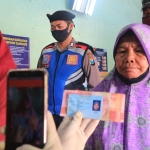 Peneriman BST tahap VII saat difoto oleh petugas, kemudian uang tunai Rp 300 ribu diserahkan.