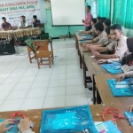 Suasana kelas Sekolah Jurnalistik di MAN 2 Tuban.