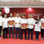 ?Direktur Produksi Semen Indonesia Benny Wendry (dua dari kiri) serta Direktur SDM dan Hukum Semen Indonesia Agung Yunanto (paling kanan) bersama para pemenang Semen Indonesia Innovation Award 2018. Foto: SYUHUD A/BANGSAONLINE