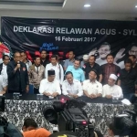 Relawan Agus-Sylvi dari Komite Nasional Masyarakat Indonesia (KMNI) mendeklarasikan dukungan ke paslon nomor urut tiga, Anies-Sandi di Jalan Cikajang nomor 60, Kebayoran Baru, Jakarta Selatan, Kamis (16/2).