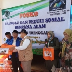 Prof Fatoni dan KH Romadon Sukardi saat memberikan bantuan kepada para korban banjir di Trenggalek. Foto: bangsaonline.com