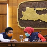 Gubernur Jawa Timur Khofifan Indar Parawansa didampingi Wakil Gubernur Jawa Timur Emil Elestianto Dardak saat jumpa pers di Gedung Negara Grahadi Surabaya, Kamis (2/4/2020). foto: istimewa/ bangsaonline.com