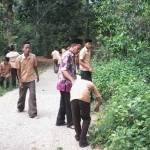 Siswa MTS Nurul Jadid saat bersih-bersih. foto: rahmatullah/ BANGSAONLINE