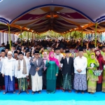 Para kiai, nyai, lora dan tokoh se-Madura foto bersama dengan Khofifah Indar Parawansa di di Pondok Pesantren Al Anwar Patereman Modung Bangkalan Madura, Kamis (3/10/2024). Foto: bangsaonline