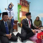 Pj Wali Kota Mojokerto saat mengunjungi rumah salah satu disabilitas penerima bantuan.