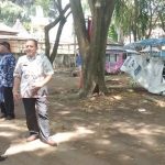 Kunjungan Kerja Komisi 2 DPRD Trenggalek bersama Dinas Pariwisata dan Kebudayaan di Kawasan "food court" Pantai Prigi Trenggalek. foto: HERMAN SUBAGYO/ BANGSAONLINE