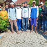 Staf Kelurahan Sukorejo foto bersama petugas penyemprot disinfektan.