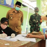 Plt Wali Kota Pasuruan Raharto Teno Prasetiyo meninjau langsung penyaluran Bantuan Sosial Tunai (BST) Tahap II (dua).