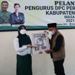 Dr. Lia Istifhama, Ketua Pertani HKTI Jatim menyerahkan cendera mata kepada Bupati Ponorogo, Sugiri Sancoko, usai acara pelantikan pengurus Pertani HKTI Ponorogo. foto: ist.