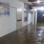 Lorong di RSUD Blambangan Banyuwangi tampak tergenang air saat hujan sangat deras.