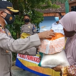 Petugas menyalurkan paket bantuan secara door to door untuk mencegah kerumunan.