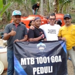 Imam Wahyudi (kaos putih), koordinator aksi sosial Pecinta Sepeda Gunung MCB 1001 Goa.