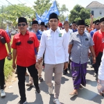 Ketua DKC Garda Bangsa Bangkalan Dedy Yusuf (tengah) bersama eks Kepala Desa Lembung Gunung H. Isro