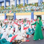 Ketua Umum PP Muslimat NU, Khofifah Indar Parawansa, saat menyapa jamaah di GOR Lamongan.