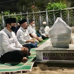 Ketua DPD RI AA LaNyalla Mahmud Mattalitti bersama Irjen Pol. M. Fadil Imran,  Kapolda Jatim sat berada di kompleks makam Sunan Ampel, tadi malam. 