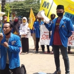 Puluhan massa yang tergabung dalam PMII Tuban kembali menggeruduk Kantor Dinsos P3A, Selasa (25/8).