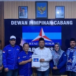 Gus Yani didampingi Bu Min saat mendaftar sebagai bakal calon bupati dan bakal calon wakil bupati di DPC Demokrat Gresik. Foto: Ist