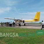 Pesawat Airfast Indonesia ketika mendarat di lapter Harun Thohir, Bawean. foto: syuhud/  BANGSAONLINE