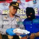 Pelaku bersama barang bukti didampingi Kapolres Bojonegoro saat di Mapolres. foto: eki nurhadi/ BANGSAONLINE