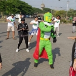 Maskot Super W ikut asyik berjoget bersama warga di kompleks Pasar Puspa Agro, Jemundo, Sidoarjo.