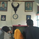 Gambar Bung Karno dan Bung Hatta tampak menghiasi warung soto mbah Tomo. foto: YUNIARDI S/ BANGSAONLINE