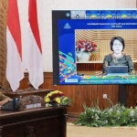 Menteri Keuangan RI Sri Mulyani Indrawati memberikan penghargaan kepada Gubernur Jatim Khofifah Indar Parawansa dalam kegiatan Rakernas Akuntansi dan Pelaporan Keuangan Pemerintah tahun 2021 secara virtual, Selasa (14/9/2021).