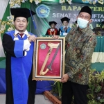 Bupati Sumenep Achmad Fauzi saat memberikan sambutan pada Wisuda IV STAIM Tarate Desa Pandian, Kabupaten Sumenep, di Gedung Islamic Center Bindara Saod Kecamatan Batuan, Minggu (28/03/21).