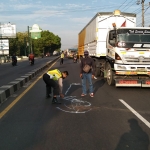 Petugas Satlantas Polresta Sidoarjo melakukan olah TKP di lokasi kejadian.