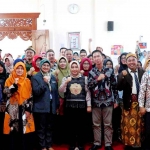 Wali Kota Mojokerto, Ika Puspitasari, saat foto bersama dalam pameran panen hasil belajar pendidikan guru penggerak angkatan 8.