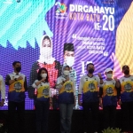 Wali Kota Batu, Dewanti Rumpoko (tengah berkerudung), saat foto bersama Forkopimda dalam giat Gowes Wisata Nasional 2021.