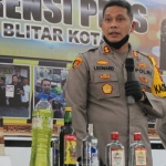 Kapolres Blitar Kota, AKBP Leonard M. Sinambela saat merilis hasil autopsi dua korban meninggal dunia akibat miras oplosan, Jumat (10/7/2020).