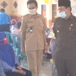 Bupati Lamongan Yuhronur Efendi saat meninjau vaksinasi.