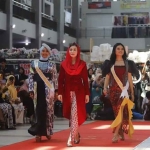 Ketua Dekranasda Trenggalek, Novita Hardini (tengah), saat berjalan di catwalk.
