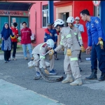 Tenaga kerja PLN NP UP Tanjung Awar-Awar saat latihan mengevakuasi binatang buas.