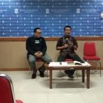 Kepala Perwakilan Unicef Pulau Jawa Arie Rukmantara didampingi Plt Kepala Dinkominfo Kota Surabaya M Fikser saat jumpa pers di Kantor Bagian Humas Pemkot Surabaya, Jumat (2/8/2019). foto: YUDI A/ BANGSAONLINE