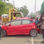 Kondisi Honda Jazz, salah satu kendaraan yang terlibat kecelakaan di Krian, Sidoarjo.