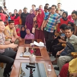 Ketua DPRD Gresik Fandi Akhmad Yani, bersama Kapolres AKBP Kusworo Wibowo saat dialog dengan perwakilan warga dari 3 desa, beberapa waktu lalu. foto: SYUHUD/ BANGSAONLINE