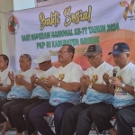 Ketua PKP RI Kabupaten Gresik, Ahmad Djamil (empat dari kanan) bersama pengurus dan pengawas saat berdoa di peringatan Harkopnas ke-77. Foto: SYUHUD/ BANGSAONLINE.com