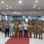 Foto bersama dalam forum konsultasi publik yang diberi nama Ngopilaborasi Bareng Pj Wali Kota Probolinggo.