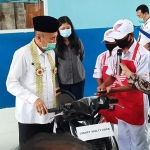 Salah satu siswa SMKN 2 Pamekasan saat menunjukkan handphonenya kepada Kepala Dinas Pendidikan Jatim Wahid Wahyudi.