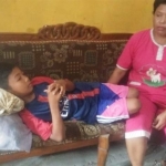 Salah satu korban keracunan akhirnya pulang usai sempat dirawat di puskesmas. foto: RONY S/ BANGSAONLINE