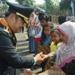 BERSYUKUR – Bupati Sidoarjo H Saiful Ilah menyerahkan santunan ke anak yatim dan dhuafa kala peringati Hari Perhubungan Nasional 2014, di halaman Kantor Dishub Sidoarjo, Senin (22/9/2014). foto humas pemkab sidoarjo