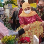 Gubernur Jatim Khofifah Indar Parawansa saat meninjau stand di pameran kampung kreasi. foto: DEVI FITRI A/ BANGSAONLINE