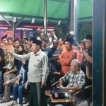 Ketua DPC PKB Nganjuk H Ulum Basthomi saat memprotes penggelembungan suara di Kertosono, Nganjuk.