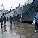 KRI Teluk Cendrawasih-533 yang bersandar di pelabuhan umum Melonguane, Kabupaten Kepulauan Talaud, Sulawesi Utara.