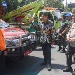 Wali Kota Abdullah Abu Bakar didampingi Kapolres Kediri Kota AKBP Wahyudi saat mengecek sarana prasarana yang dimiliki BPBD Kota Kediri. Foto: Ist. 